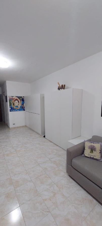 Ampio Monolocale Con Terrazzo - A 2 Passi Dal Mare Appartement Latte Buitenkant foto